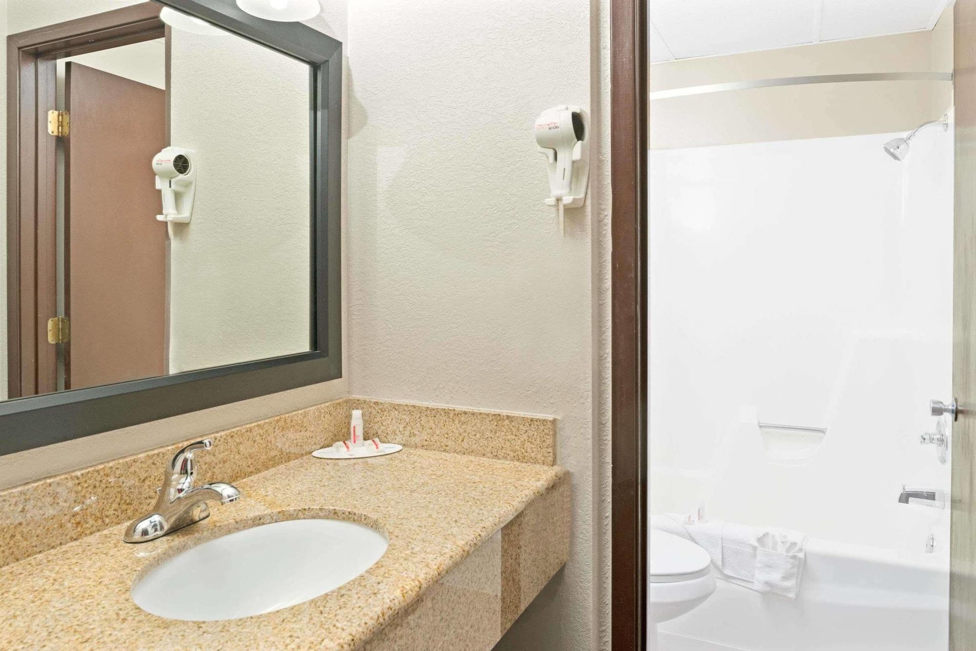 Super 8 By Wyndham Walnut Otel Dış mekan fotoğraf