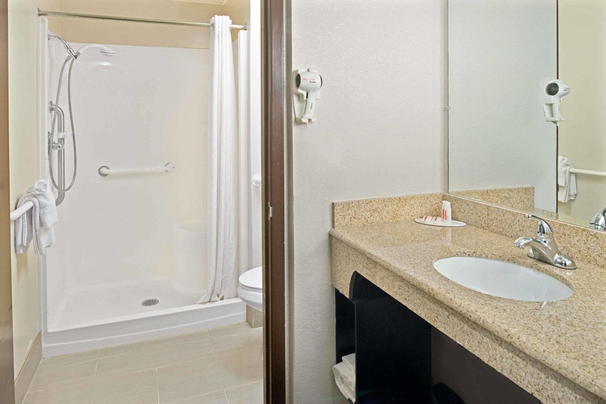 Super 8 By Wyndham Walnut Otel Dış mekan fotoğraf